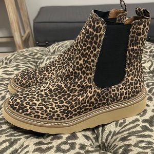 Universal Threads Chelsea boots